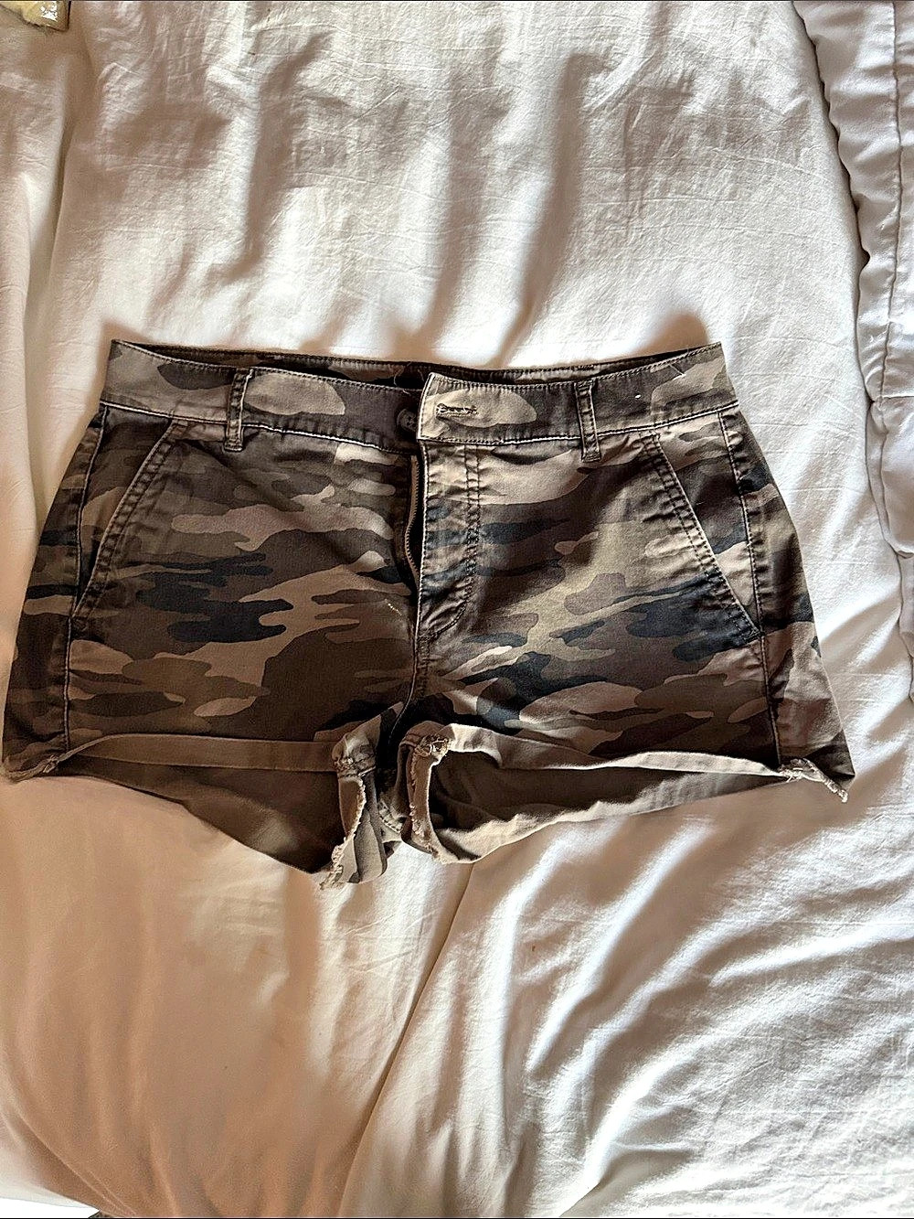 Express Mid Rise Shortie Camo Shorts Camo Cargo Shorts Green & Brown Size 4
